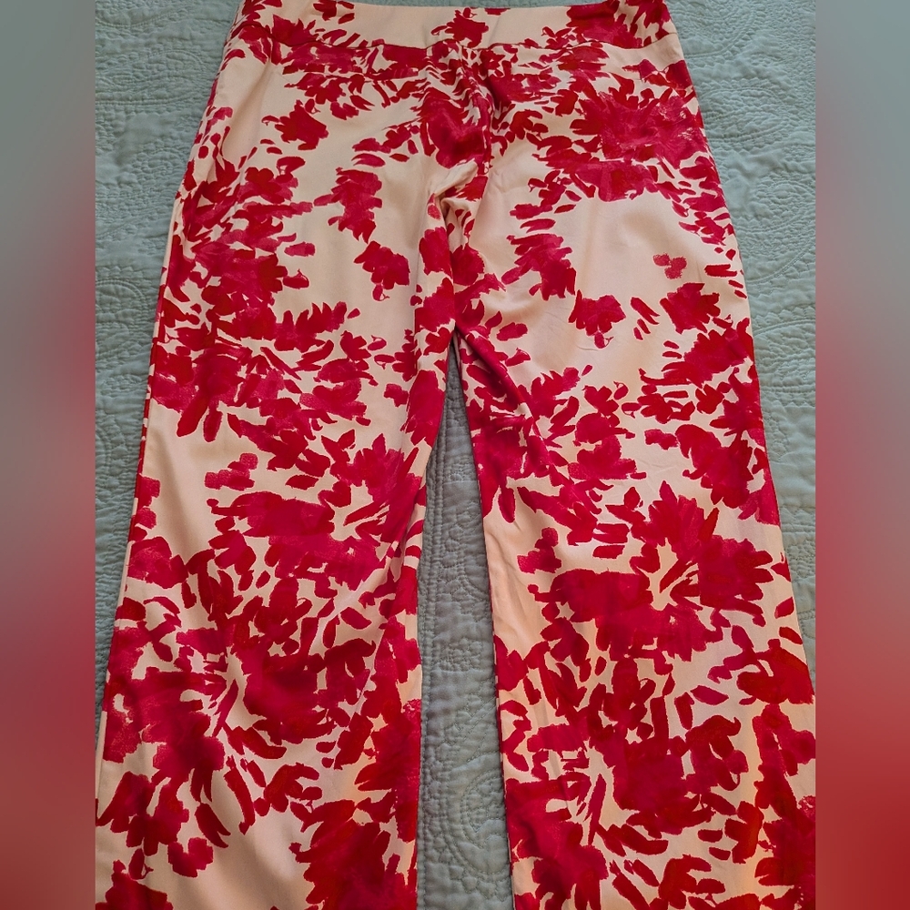 New York and Company Red and Cream Floral Cropped Leg Pants - Size 8